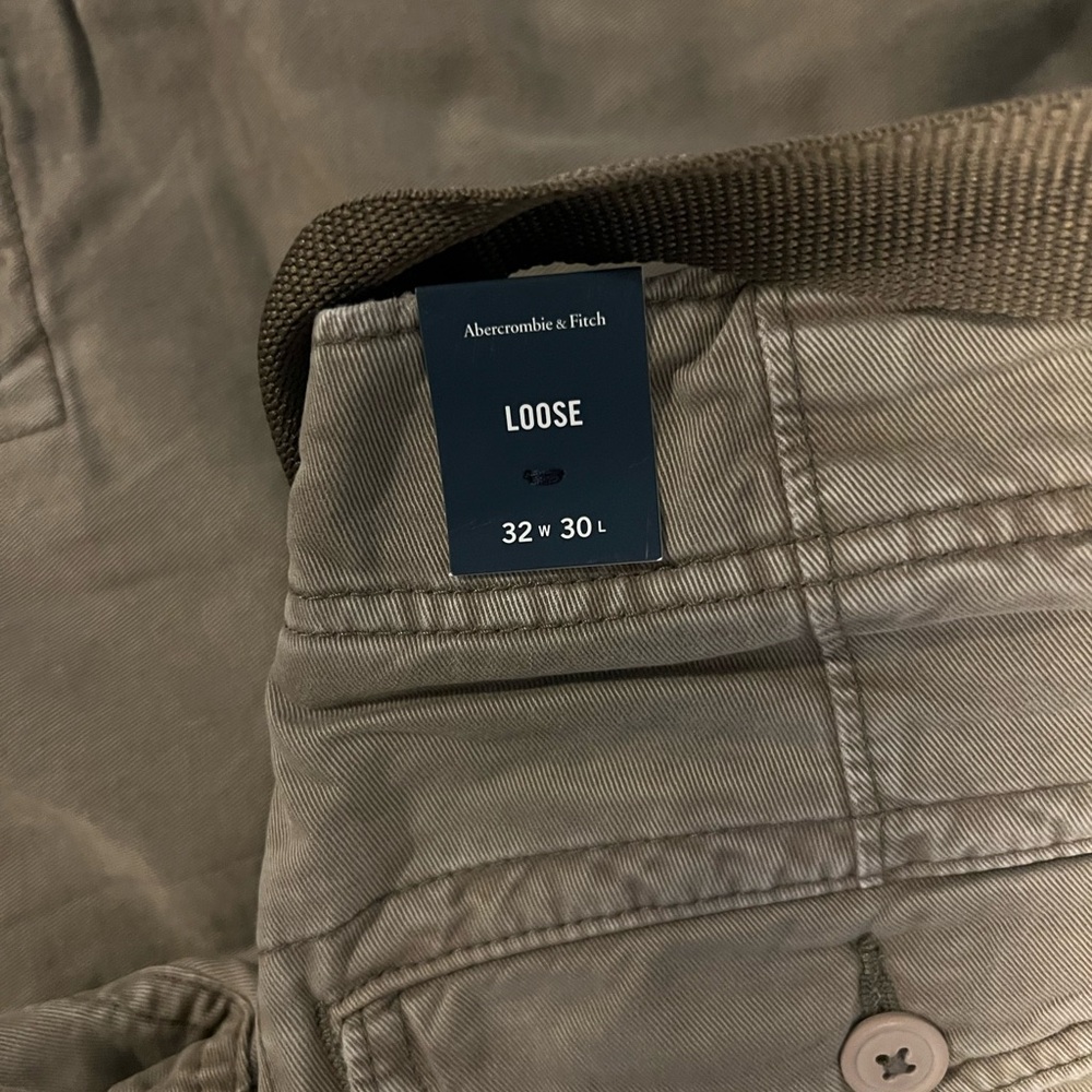 Loose Abercrombie Cargo Pants. 2023 fall collection.